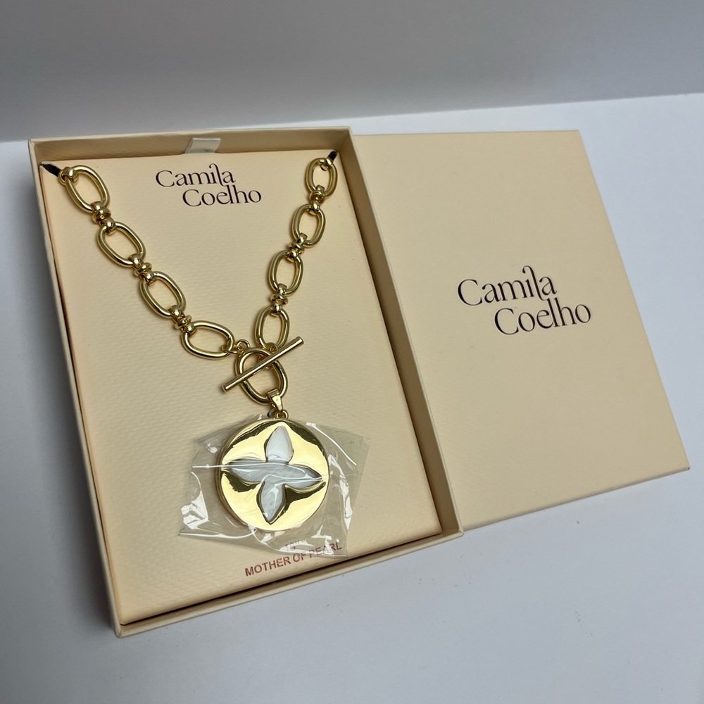 NWT ⚜️🤍⚜️ Camila Coelho Gorgeous Mother of Pearls medallion Necklace - Picture 9 of 16
